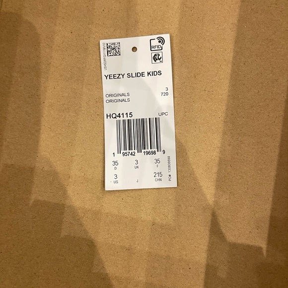 Brand new in box Yeezy slides- onyx size 3 kids - Picture 4 of 8